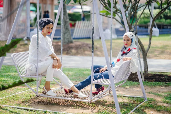 Две Молодые Привлекательные Мусульманки Головных Платках Качелях — стоковое фото