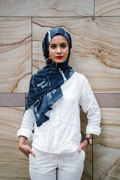 Egy Fiatal Muszlim Fejkendőt Visel Portréja Elegáns Vonzó — Stock Fotó