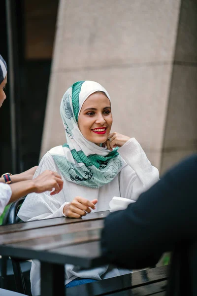 Mulheres Muçulmanas Gostam Sentar Café — Fotografia de Stock