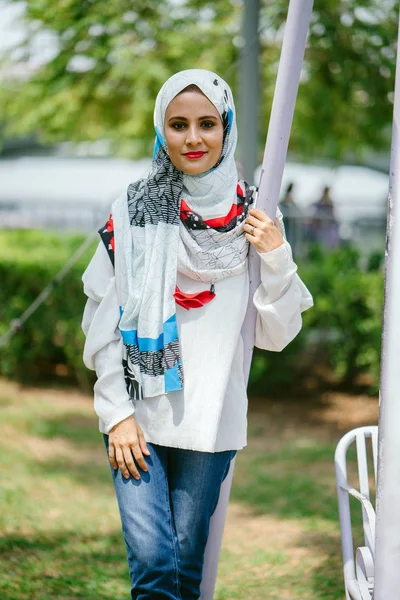 Portret Van Een Jonge Moslimvrouw Dragen Van Een Hoofddoek Elegant — Stockfoto