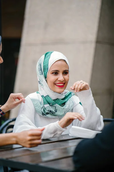 Muslimské Ženy Těší Posezení Kavárně — Stock fotografie