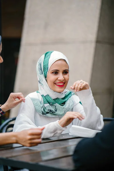 カフェに座って楽しんでいるイスラム教徒の女性 — ストック写真