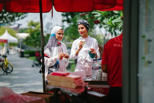 Мусульманские Женщины Покупают Закуски Днем — стоковое фото