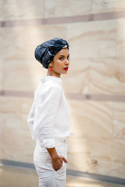 Başörtüsü Tesettür Bir Türban Giyen Genç Bir Müslüman Kadın Portresi — Stok fotoğraf