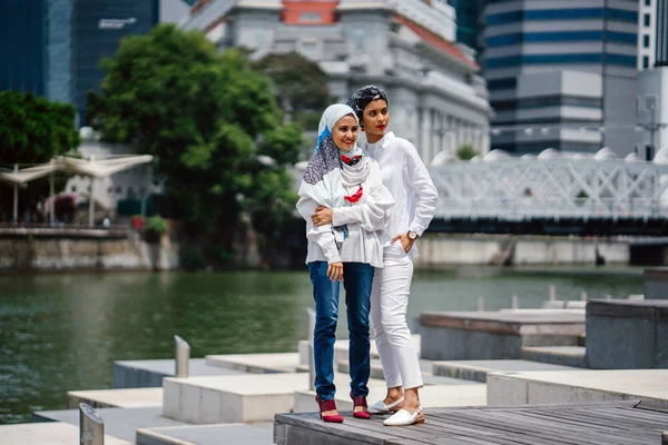 Две Молодые Привлекательные Мусульманки Головных Платках Прогуливаются Городу — стоковое фото