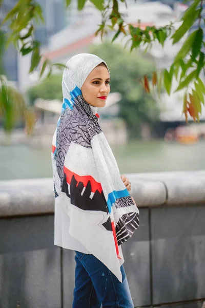 スカーフを身に着けている若いイスラム教徒の女性の肖像画 彼女はエレガントで魅力的です — ストック写真