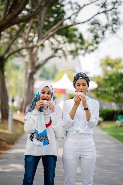 Müslüman kadınlar gündüz aperatifler zevk.