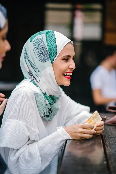 Mulheres Muçulmanas Gostam Sentar Café — Fotografia de Stock