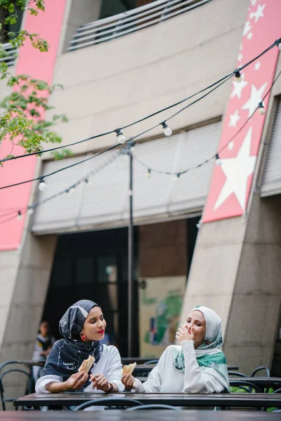 Müslüman kadınlar gündüz aperatifler zevk.