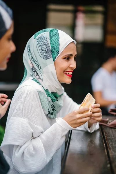 Mulheres Muçulmanas Gostam Sentar Café — Fotografia de Stock