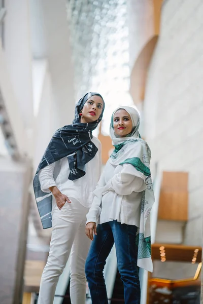 Duas Mulheres Muçulmanas Jovens Atraentes Lenços Cabeça Andando Cidade — Fotografia de Stock