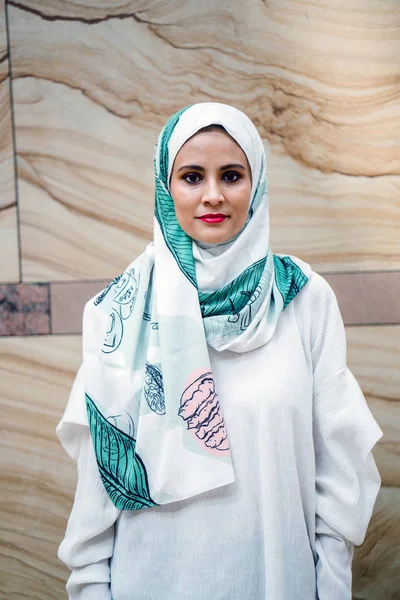 Retrato Uma Jovem Muçulmana Usando Lenço Cabeça Ela Elegante Atraente — Fotografia de Stock