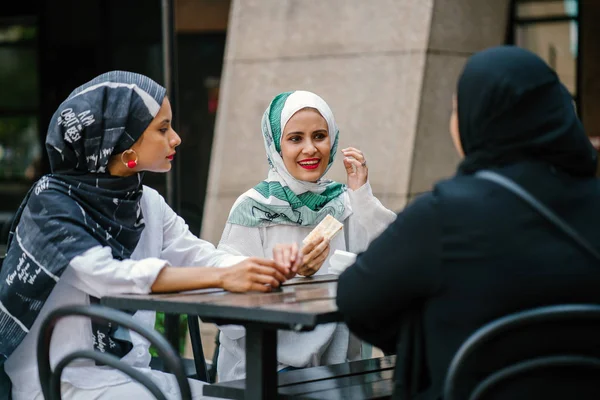 Müslüman kadınlar gündüz aperatifler zevk.