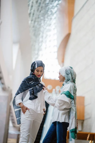 Two Young Attractive Muslim Women Head Scarves Walking City — Stock Photo, Image