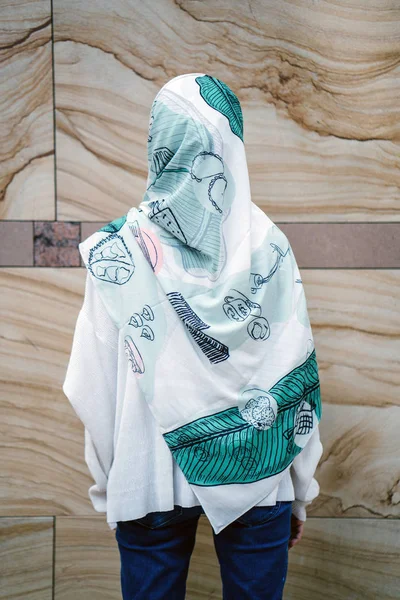 Zadní Pohled Mladé Muslimské Ženy Nosí Šátek Ona Elegantní — Stock fotografie