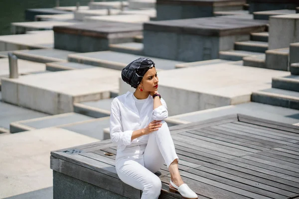 Retrato Uma Jovem Muçulmana Usando Turbante Lenço Cabeça Hijab Ela — Fotografia de Stock