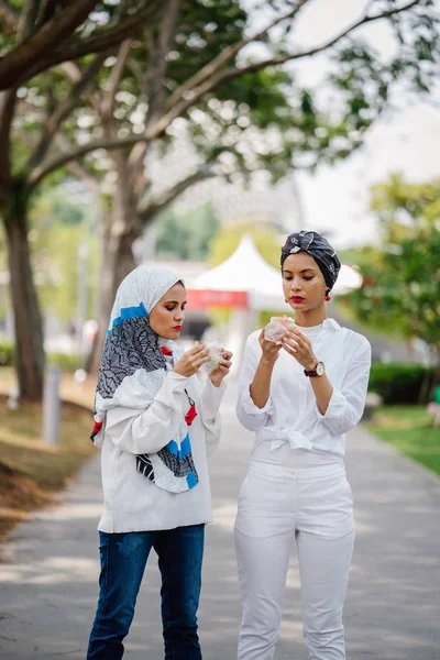 Müslüman kadınlar gündüz aperatifler zevk.