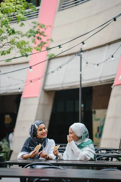 Mujeres Musulmanas Disfrutando Sentadas Cafetería — Foto de Stock