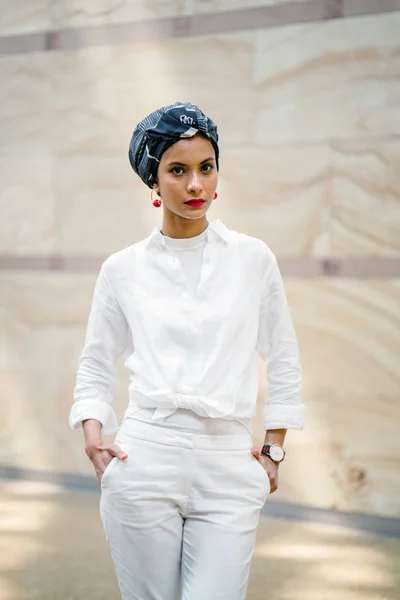 Retrato Una Joven Musulmana Con Turbante Pañuelo Cabeza Hiyab Ella — Foto de Stock