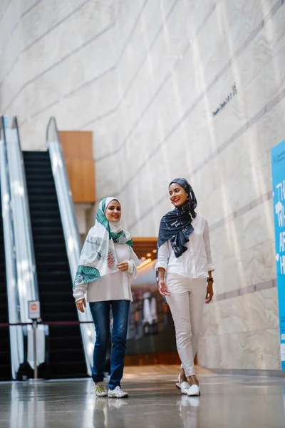 Baş eşarp iki genç ve çekici Müslüman kadın 