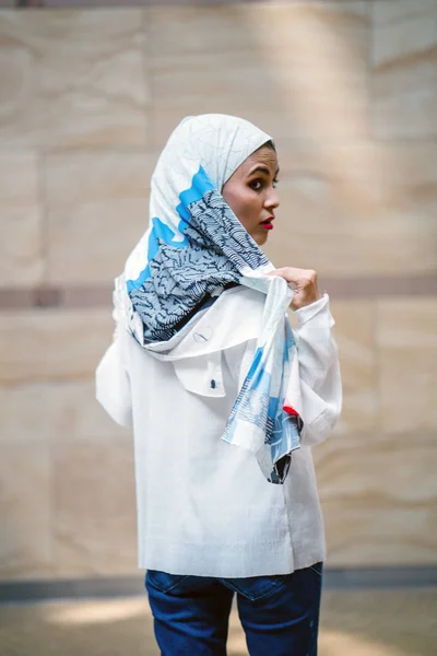 一个戴头巾的年轻穆斯林妇女的肖像 她优雅而迷人 — 图库照片