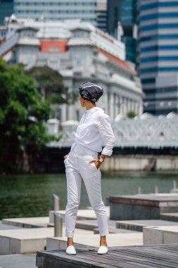 (Başörtüsü, Tesettür) bir türban giyen genç bir Müslüman kadın portresi. Zarif ve çekici bir kız