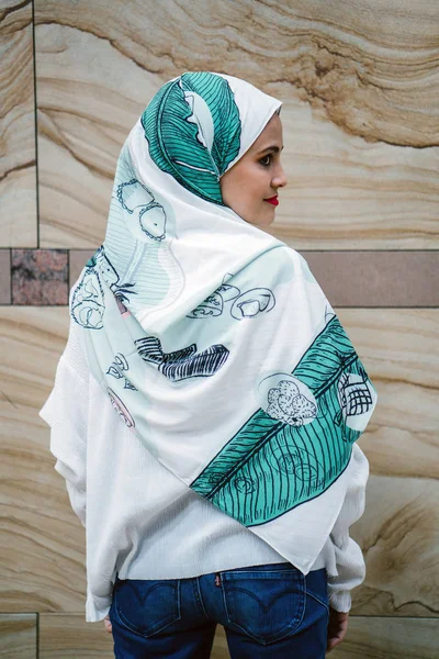 Ritratto Una Giovane Donna Musulmana Che Indossa Velo Lei Elegante — Foto Stock