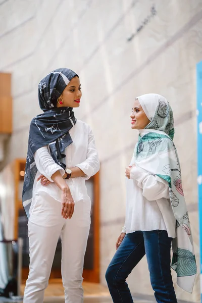 Twee Jonge Aantrekkelijke Moslimvrouwen Hoofd Sjaals Wandelen Stad — Stockfoto