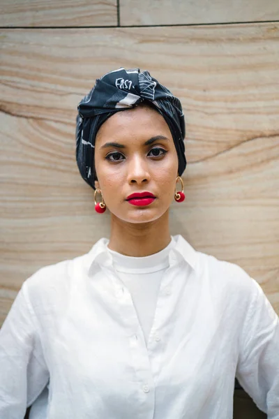 Retrato Una Joven Musulmana Con Turbante Pañuelo Cabeza Hiyab Ella — Foto de Stock