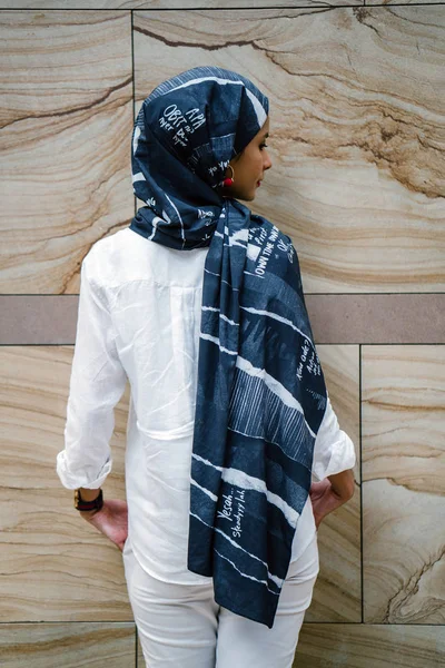 Porträtt Ung Muslimsk Kvinna Som Bär Huvudduk Hon Elegant Och — Stockfoto