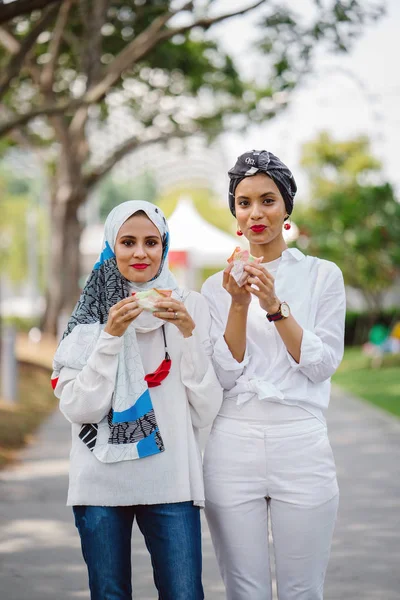 Mulheres Muçulmanas Desfrutando Lanches Durante Dia — Fotografia de Stock