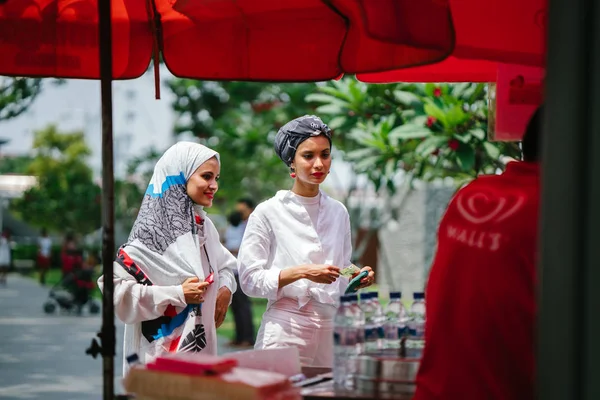 Muslim Women Shopping Street — Stock Photo, Image