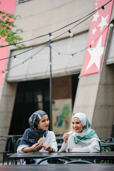 Mulheres Muçulmanas Gostam Sentar Café — Fotografia de Stock