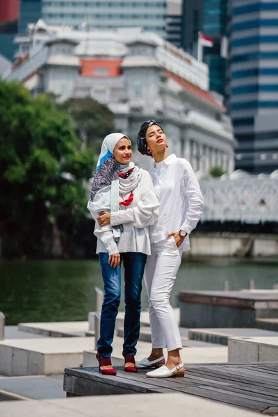 Két Fiatal Vonzó Muszlim Nők Séta Városban Fej Sálak — Stock Fotó