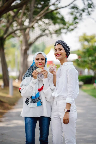 Mujeres Musulmanas Disfrutando Aperitivos Durante Día —  Fotos de Stock