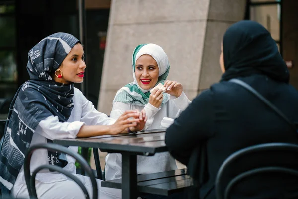 Moslimvrouwen Genieten Van Snacks Overdag — Stockfoto