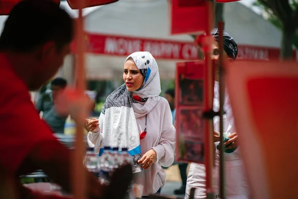 Μουσουλμάνα Γυναίκα Ψωνίζει Στο Δρόμο — Φωτογραφία Αρχείου