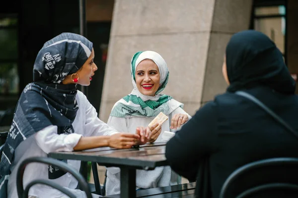 Mujeres Musulmanas Disfrutando Sentadas Cafetería — Foto de Stock