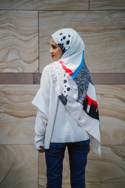 Πορτραίτο Του Μια Νεαρή Μουσουλμάνα Που Φοράει Μια Μαντίλα Είναι — Φωτογραφία Αρχείου