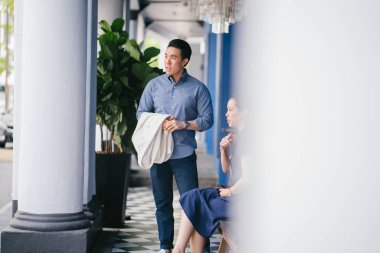 Bir Çin Asya çift bir tarihte dışarı vardır. Onlar her iki orta yaşlı, iyi giyimli, çekici ve başka bir ile bir konuşma zevk vardır