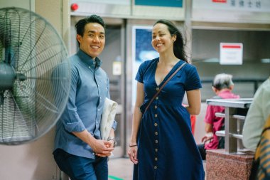 Genç Asyalı çiftin portresi