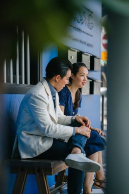 Bir Çin Asya çift bir tarihte dışarı vardır. Onlar her iki orta yaşlı, iyi giyimli, çekici ve bir başka bir renkli dükkanı evde bir bankta otururken bir konuşma zevk vardır.