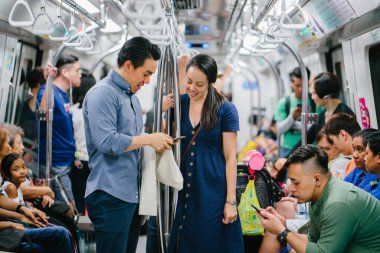 Metrodaki Asyalı genç çift.