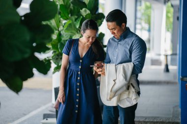Bir Asya Çin portresi çift smartphone içinde arıyorsunuz bir tarihte