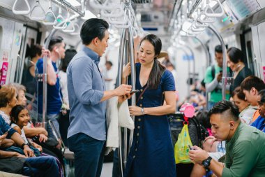 Metrodaki Asyalı genç çift.