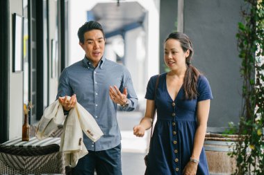 Bir Asya Çin portresi çift bir tarihte, hafta sonu. Genç, yakışıklı ve iyi giyimli adam ve kadın bir şık yazlık elbise giyiyor. 