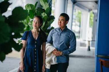 Bir Asya Çin portresi çift bir tarihte, hafta sonu. Genç, yakışıklı ve iyi giyimli adam ve kadın bir şık yazlık elbise giyiyor. 