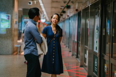 Bir Asya Çin portresi çift bir tarihte, hafta sonu. Genç, yakışıklı ve iyi giyimli adam ve kadın bir şık yazlık elbise giyiyor. 