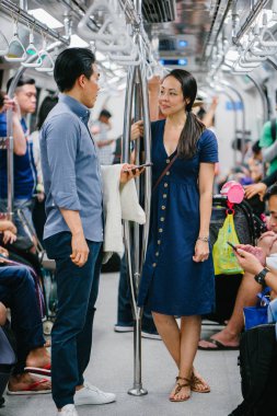 Metrodaki Asyalı genç çift.