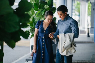 Bir Asya Çin portresi çift smartphone içinde arıyorsunuz bir tarihte